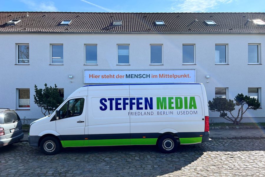 Steffen Media-Transporter vor dem Banner, auf dem steht: 