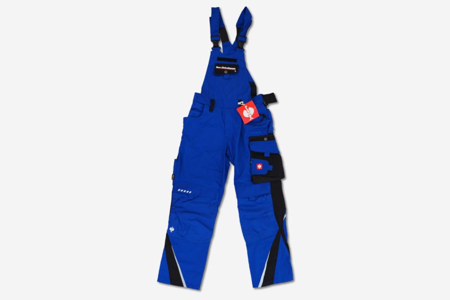 Blaue Latzhose mit schwarzen Streifen, bestickt mit dem Horst Pietschmann Logo.