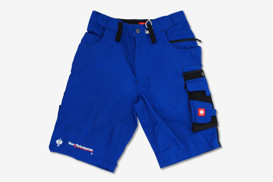 Blaue Shorts mit weiß-rotem Logo vorne.