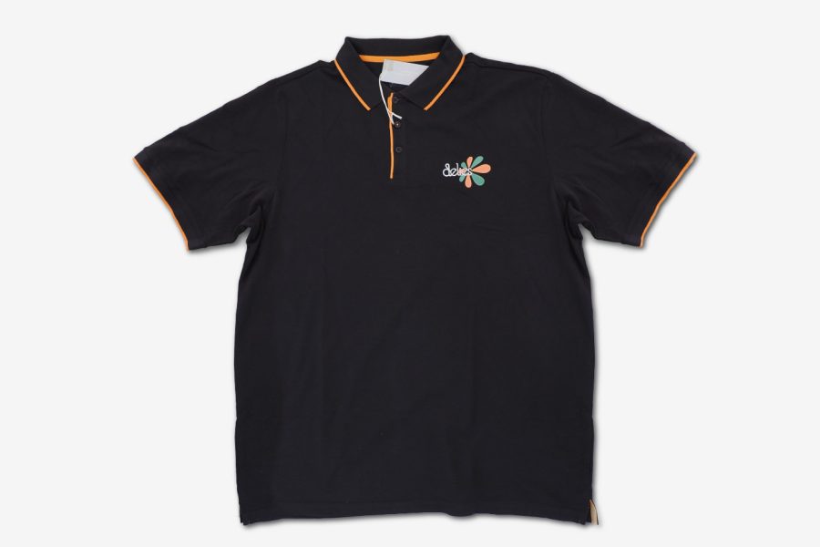 Schwarzes Polohemd mit orangefarbenen Akzenten und gesticktem Logo auf der Brust.