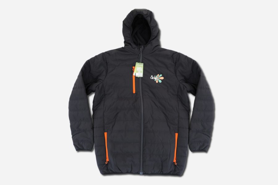 Schwarze Jacke mit orangefarbenen Akzenten und gesticktem Logo auf der Brust.