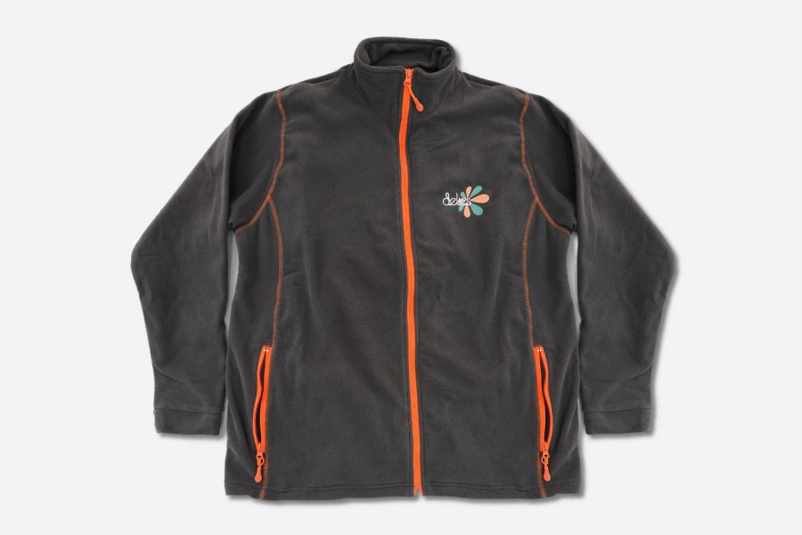 Braue Fleecejacke mit orangefarbenen Reißverschlüssen und gesticktem Logo auf der Brust.