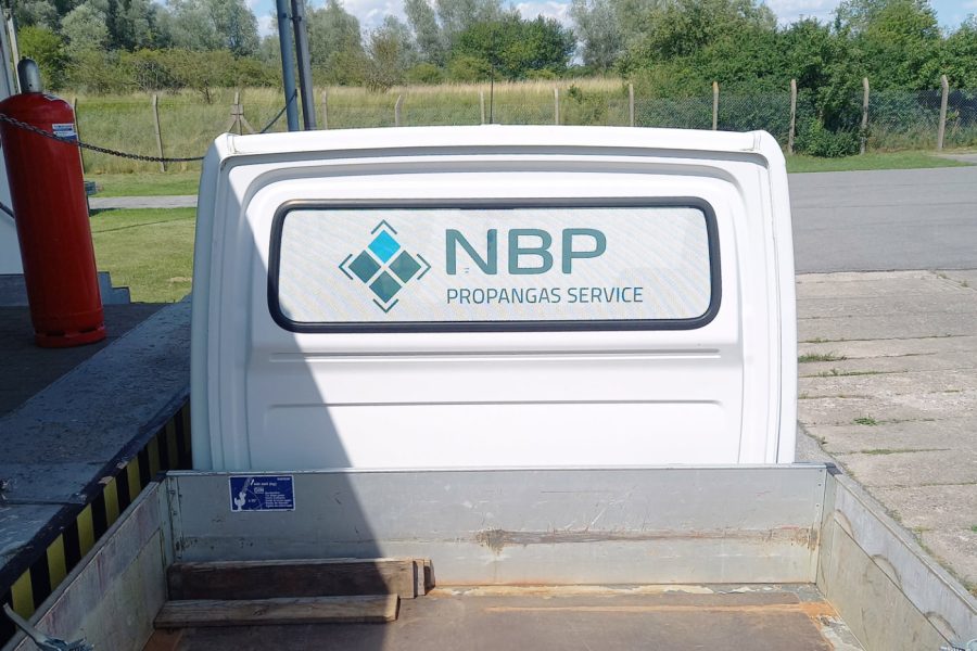 Ansicht der Heckscheibe mit NB Propangas Service Logo auf einer Window Graphics Lochfolie.