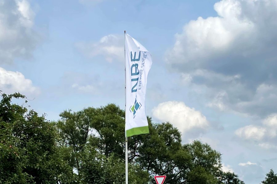 Werbefahne der Firma NB Energie Service in Neubrandenburg im Wind