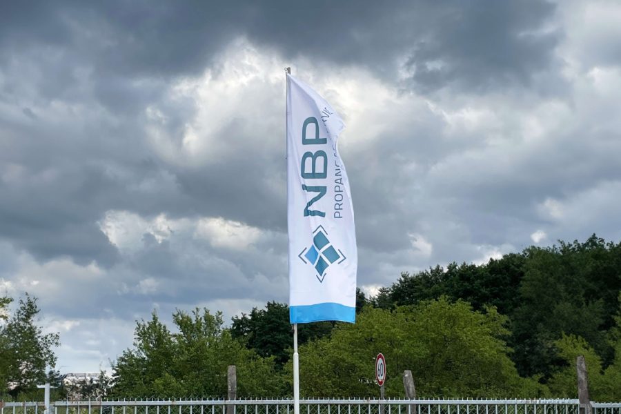 Werbefahne der Firma NB Propangas in Neubrandenburg im Wind