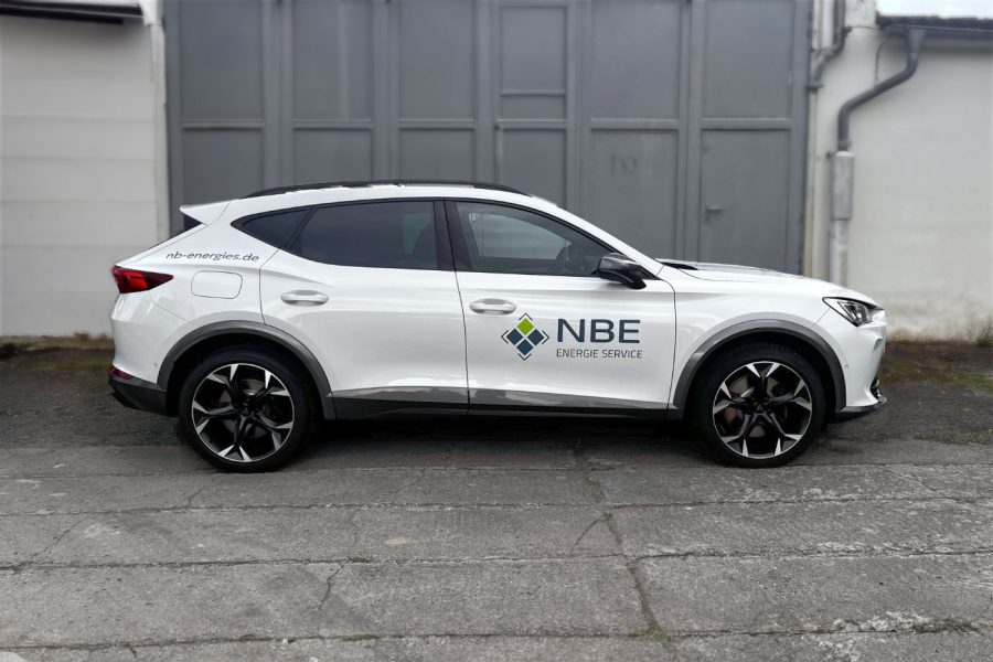 Ein mit dem NB Energie Service Logo beschrifteter Cupra Formentor, Seitenansicht rechts