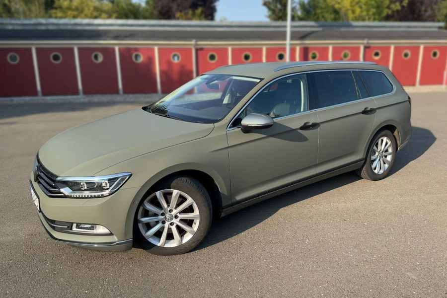 Ein khaki-grün folierter VW Passat ist von der Seite zu sehen.