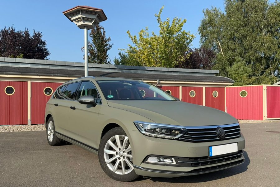 Ein khaki-grün folierter VW Passat ist von vorne zu sehen.